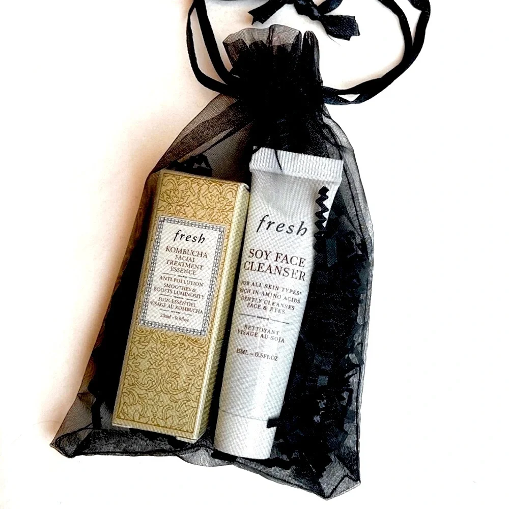 Gift bag FRESH Soy Face Cleanser & Kombucha Facial Treatment Essence travel size
